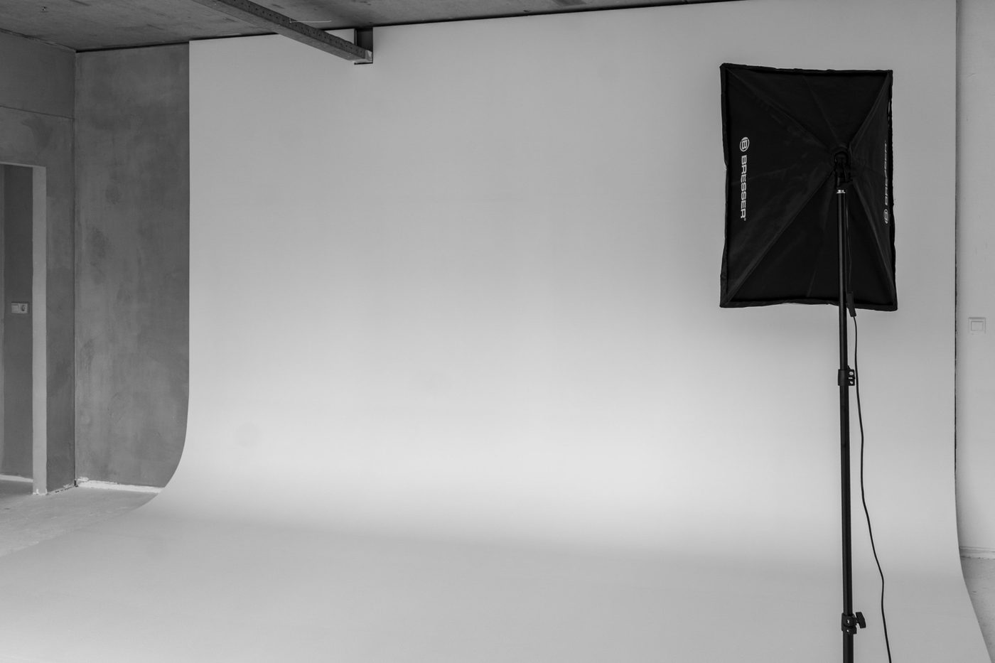 Hoofdstudio met witte harde limbowand en softbox
